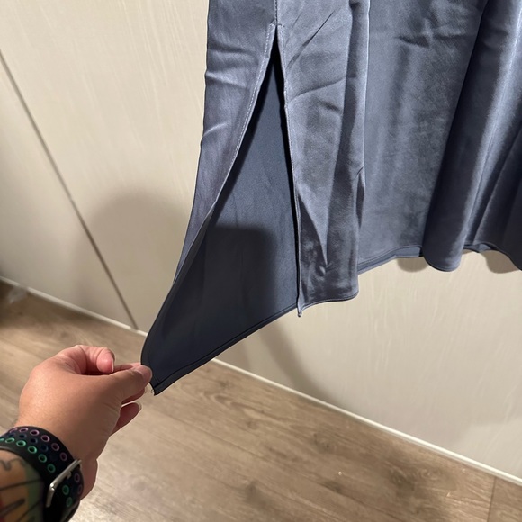 Express satin dress - Picture 3 of 4